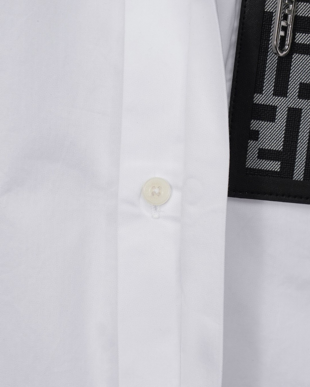 P138 Fendi 芬迪 
爆款来袭 胸前口袋徽章Logo长袖衬衫 2025ss官网新款长袖 衬衫 衬衣 高端版本，专柜定制面料 透气舒适度高，精工制作，细节处理完美无可挑剔，✅定制logo刻字纽扣，三标齐全。品牌元素设计理念，体现高品质。手感细腻柔软！呈现休闲裁剪，上身版型超赞！🐍码数：M-XXL 