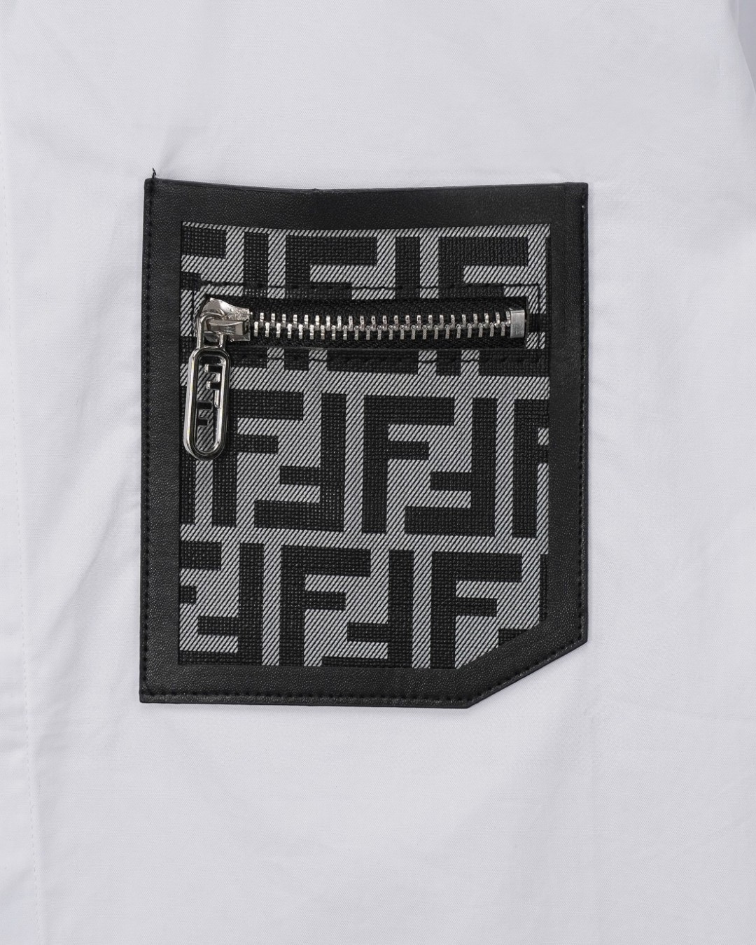 P138 Fendi 芬迪 
爆款来袭 胸前口袋徽章Logo长袖衬衫 2025ss官网新款长袖 衬衫 衬衣 高端版本，专柜定制面料 透气舒适度高，精工制作，细节处理完美无可挑剔，✅定制logo刻字纽扣，三标齐全。品牌元素设计理念，体现高品质。手感细腻柔软！呈现休闲裁剪，上身版型超赞！🐍码数：M-XXL 