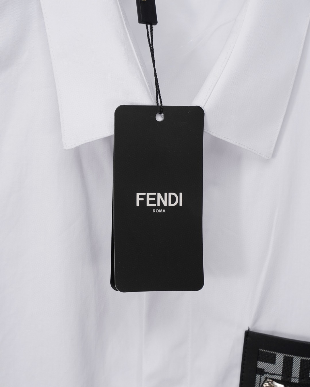 P138 Fendi 芬迪 
爆款来袭 胸前口袋徽章Logo长袖衬衫 2025ss官网新款长袖 衬衫 衬衣 高端版本，专柜定制面料 透气舒适度高，精工制作，细节处理完美无可挑剔，✅定制logo刻字纽扣，三标齐全。品牌元素设计理念，体现高品质。手感细腻柔软！呈现休闲裁剪，上身版型超赞！🐍码数：M-XXL 