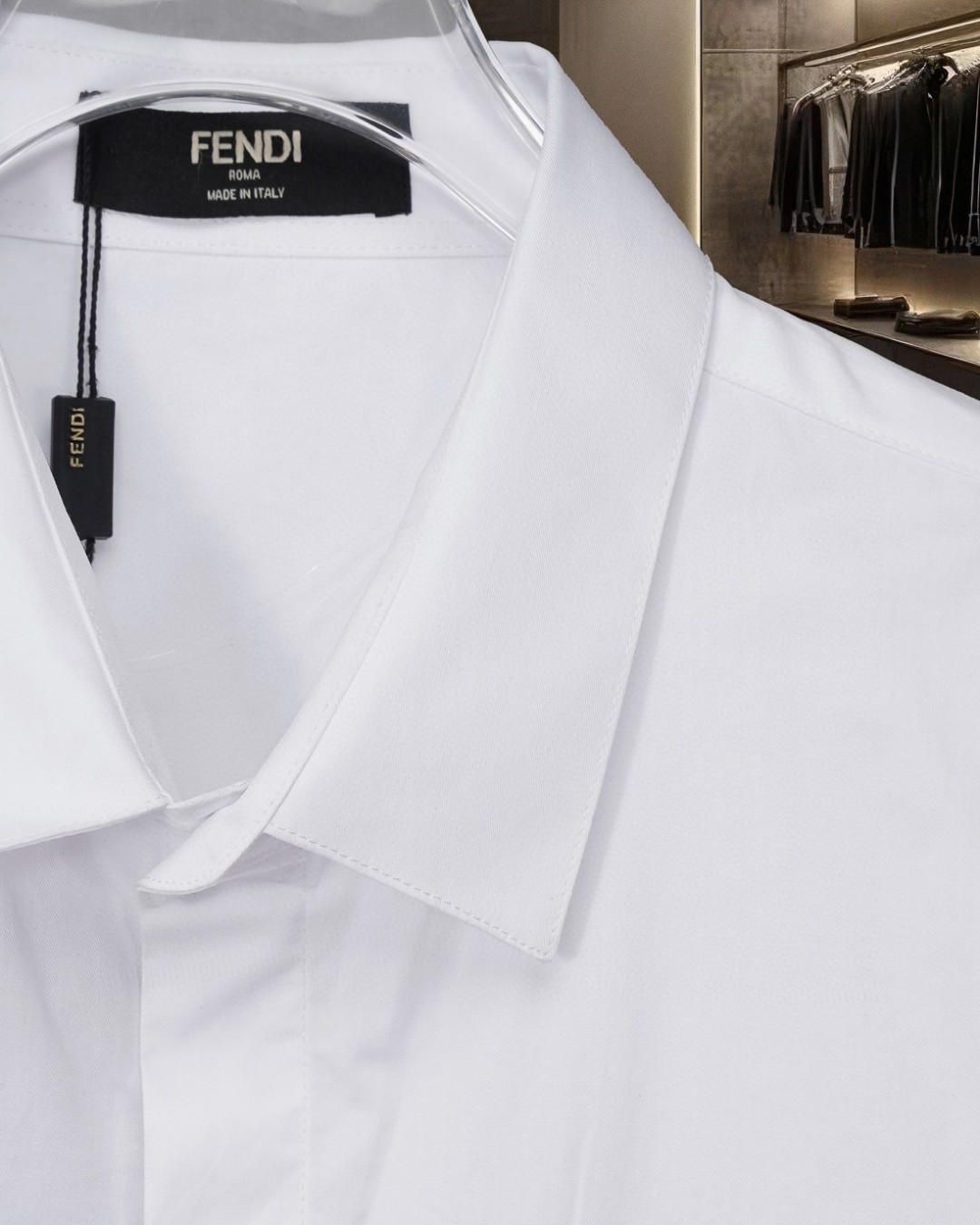 P138 Fendi 芬迪 
爆款来袭 胸前口袋徽章Logo长袖衬衫 2025ss官网新款长袖 衬衫 衬衣 高端版本，专柜定制面料 透气舒适度高，精工制作，细节处理完美无可挑剔，✅定制logo刻字纽扣，三标齐全。品牌元素设计理念，体现高品质。手感细腻柔软！呈现休闲裁剪，上身版型超赞！🐍码数：M-XXL 