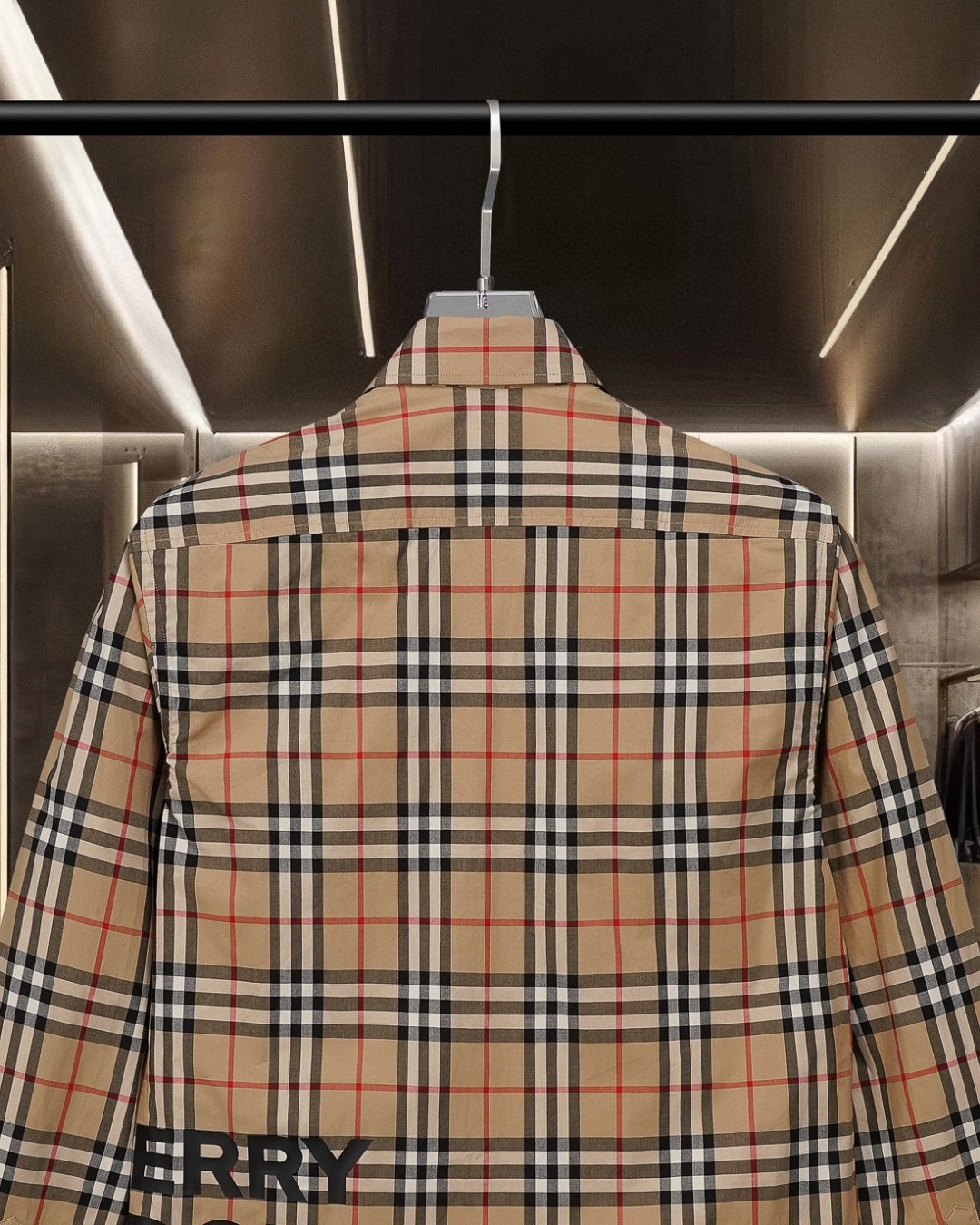 P148 巴宝莉 burberry
爆款来袭 🅱️字母胶印vintage 男女同款格纹长袖衬衫系列 2025ss官网新款长袖 衬衫 衬衣，精美工艺 高端版本，专柜定制面料 透气舒适度高，精工制作，细节处理完美无可挑剔，✅定制logo刻字纽扣，三标齐全。品牌元素设计理念，体现高品质。手感细腻柔软！呈现休闲裁剪，上身版型超赞！🐍码数：M-XXL