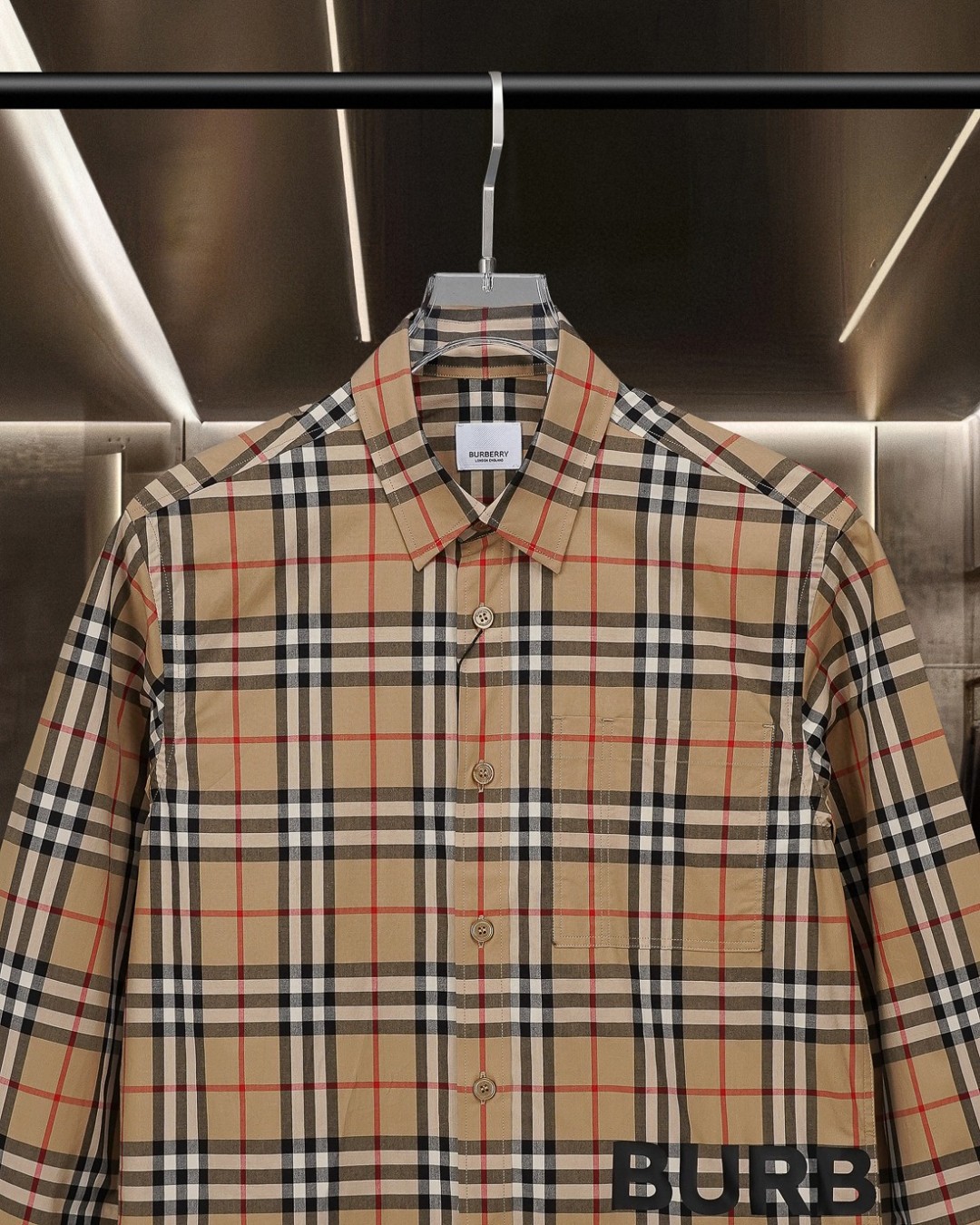 P148 巴宝莉 burberry
爆款来袭 🅱️字母胶印vintage 男女同款格纹长袖衬衫系列 2025ss官网新款长袖 衬衫 衬衣，精美工艺 高端版本，专柜定制面料 透气舒适度高，精工制作，细节处理完美无可挑剔，✅定制logo刻字纽扣，三标齐全。品牌元素设计理念，体现高品质。手感细腻柔软！呈现休闲裁剪，上身版型超赞！🐍码数：M-XXL