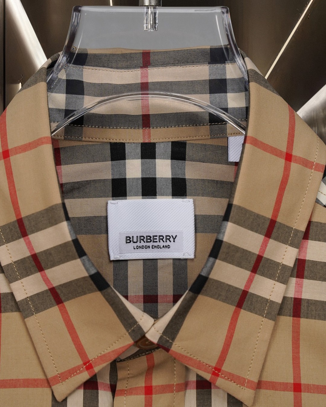 P148 巴宝莉 burberry
爆款来袭 🅱️字母胶印vintage 男女同款格纹长袖衬衫系列 2025ss官网新款长袖 衬衫 衬衣，精美工艺 高端版本，专柜定制面料 透气舒适度高，精工制作，细节处理完美无可挑剔，✅定制logo刻字纽扣，三标齐全。品牌元素设计理念，体现高品质。手感细腻柔软！呈现休闲裁剪，上身版型超赞！🐍码数：M-XXL