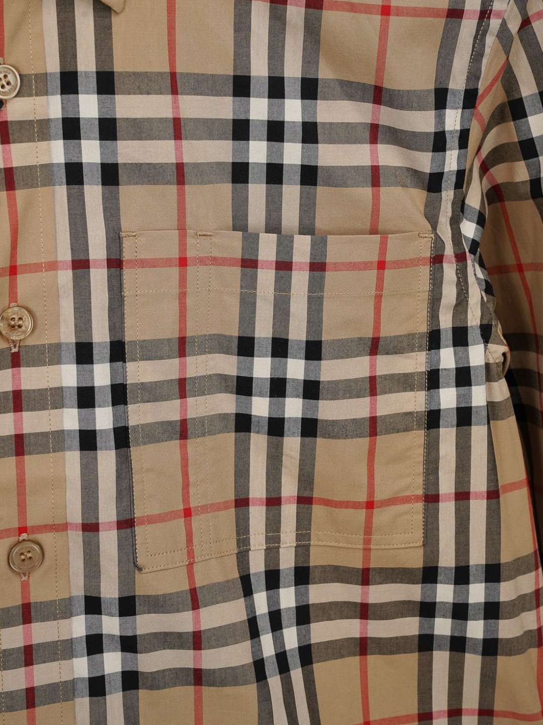 P148 巴宝莉 burberry
爆款来袭 🅱️字母胶印vintage 男女同款格纹长袖衬衫系列 2025ss官网新款长袖 衬衫 衬衣，精美工艺 高端版本，专柜定制面料 透气舒适度高，精工制作，细节处理完美无可挑剔，✅定制logo刻字纽扣，三标齐全。品牌元素设计理念，体现高品质。手感细腻柔软！呈现休闲裁剪，上身版型超赞！🐍码数：M-XXL