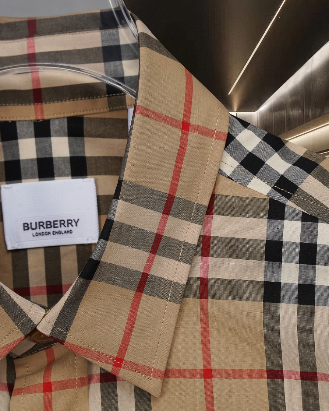 P148 巴宝莉 burberry
爆款来袭 🅱️字母胶印vintage 男女同款格纹长袖衬衫系列 2025ss官网新款长袖 衬衫 衬衣，精美工艺 高端版本，专柜定制面料 透气舒适度高，精工制作，细节处理完美无可挑剔，✅定制logo刻字纽扣，三标齐全。品牌元素设计理念，体现高品质。手感细腻柔软！呈现休闲裁剪，上身版型超赞！🐍码数：M-XXL