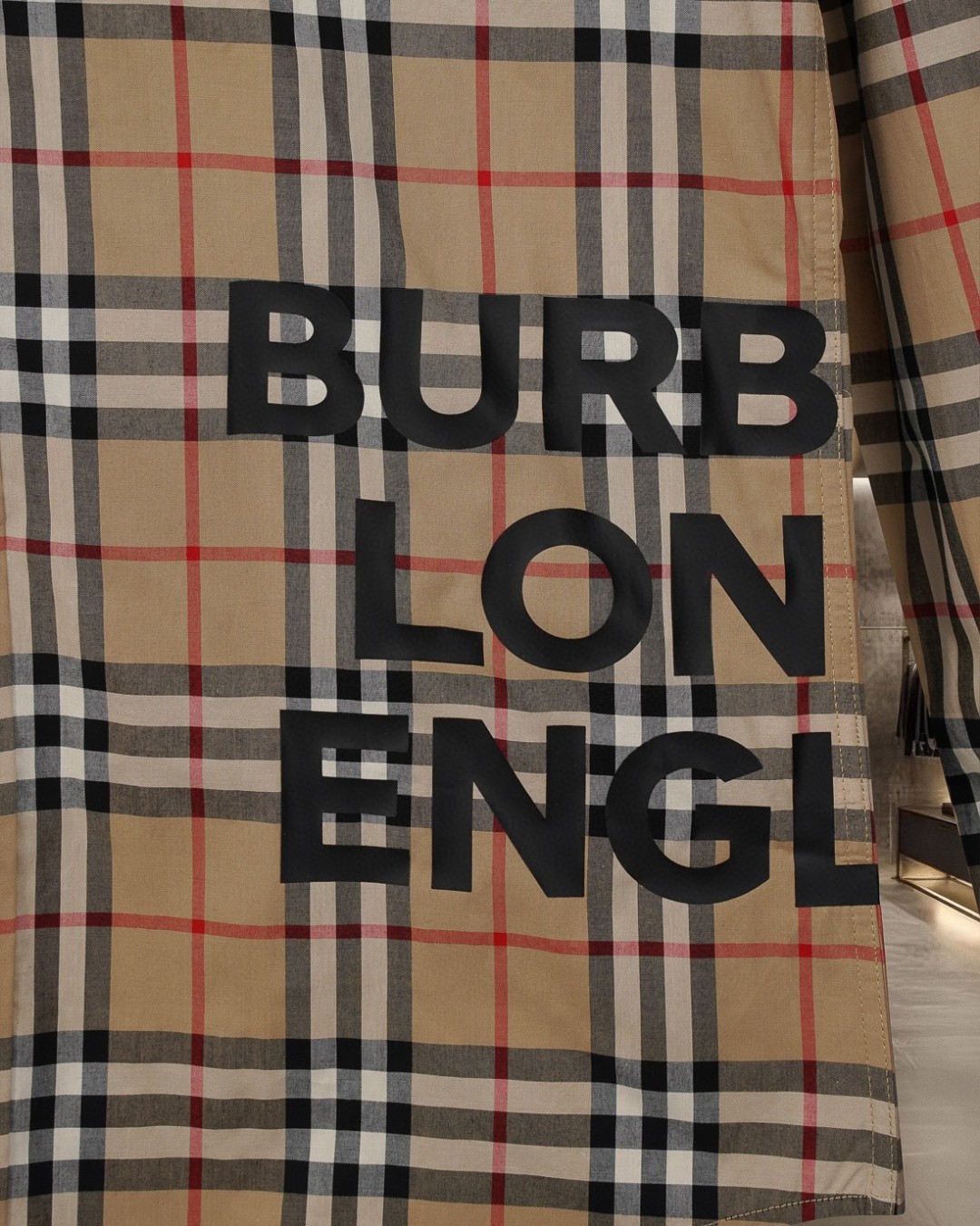 P148 巴宝莉 burberry
爆款来袭 🅱️字母胶印vintage 男女同款格纹长袖衬衫系列 2025ss官网新款长袖 衬衫 衬衣，精美工艺 高端版本，专柜定制面料 透气舒适度高，精工制作，细节处理完美无可挑剔，✅定制logo刻字纽扣，三标齐全。品牌元素设计理念，体现高品质。手感细腻柔软！呈现休闲裁剪，上身版型超赞！🐍码数：M-XXL