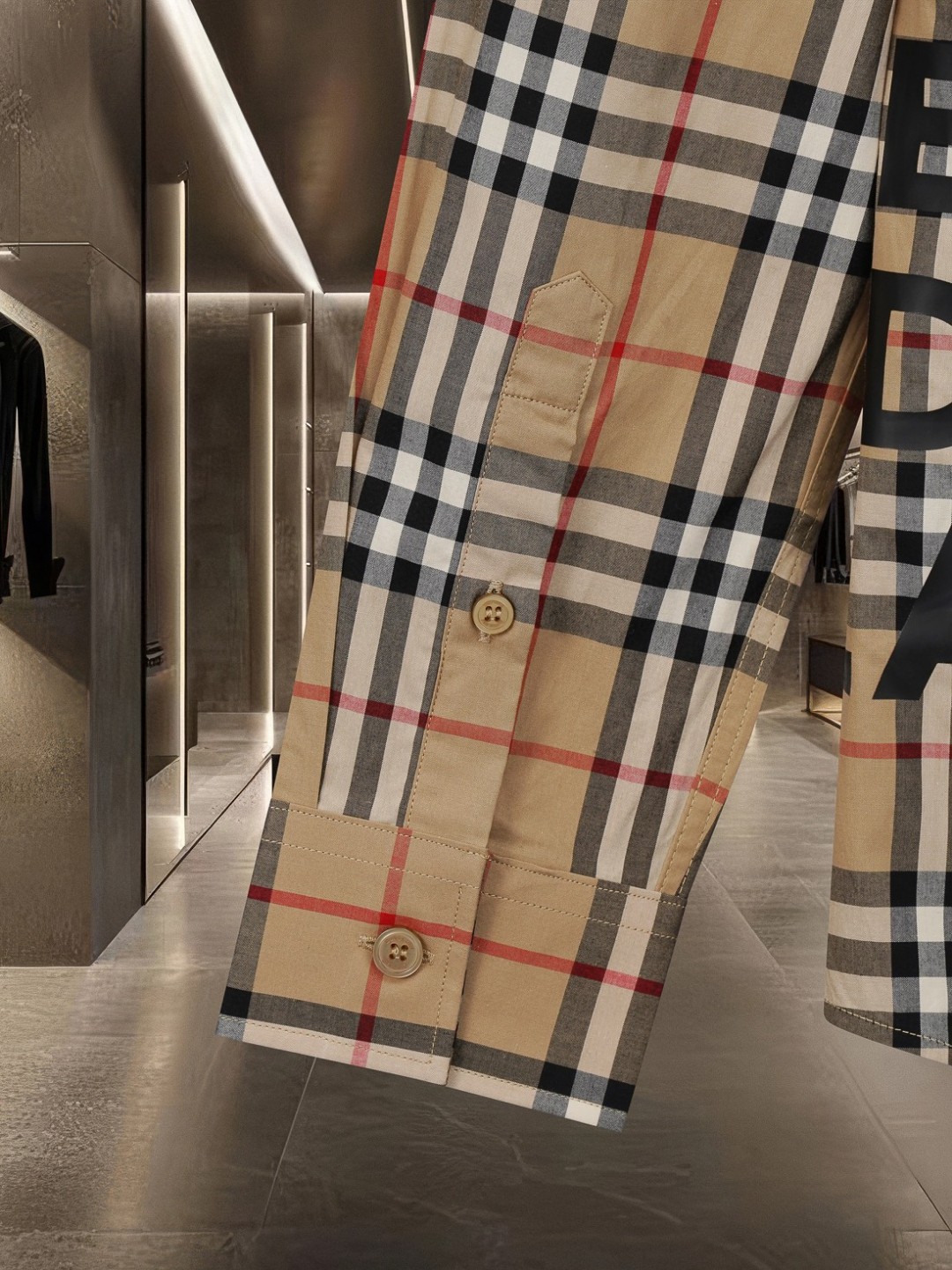 P148 巴宝莉 burberry
爆款来袭 🅱️字母胶印vintage 男女同款格纹长袖衬衫系列 2025ss官网新款长袖 衬衫 衬衣，精美工艺 高端版本，专柜定制面料 透气舒适度高，精工制作，细节处理完美无可挑剔，✅定制logo刻字纽扣，三标齐全。品牌元素设计理念，体现高品质。手感细腻柔软！呈现休闲裁剪，上身版型超赞！🐍码数：M-XXL
