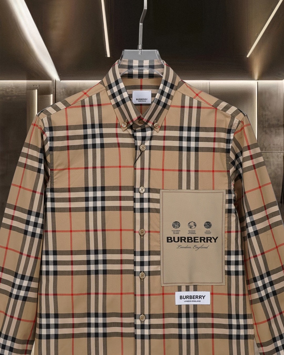 P148 巴宝莉 burberry
爆款来袭 🅱️ 标签贴花格纹棉府绸长袖衬衫系列 2025ss官网新款长袖 衬衫 衬衣，精美工艺 高端版本，专柜定制面料 透气舒适度高，精工制作，细节处理完美无可挑剔，✅定制logo刻字纽扣，三标齐全。品牌元素设计理念，体现高品质。手感细腻柔软！呈现休闲裁剪，上身版型超赞！🐍码数：M-XXL
