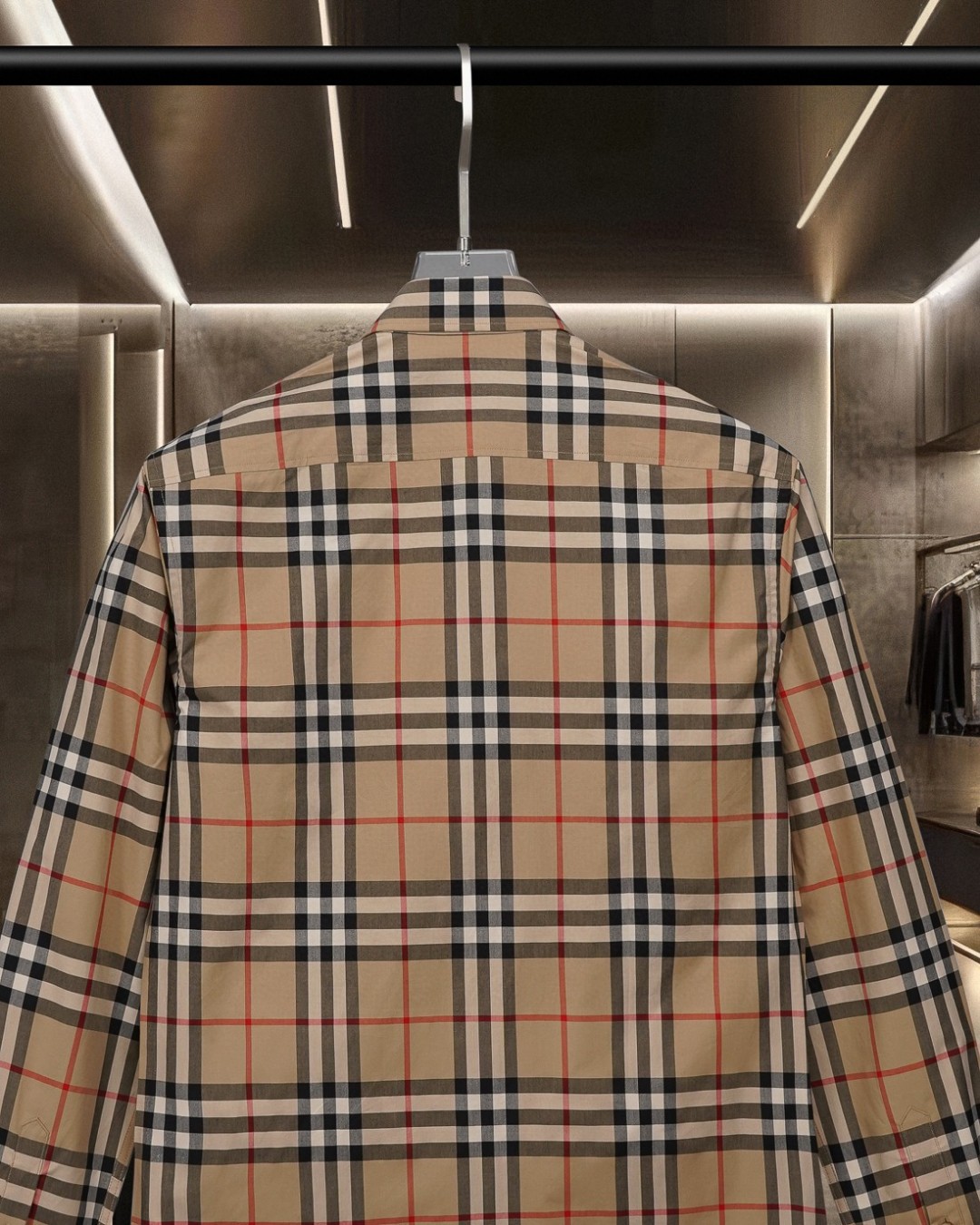 P148 巴宝莉 burberry
爆款来袭 🅱️ 标签贴花格纹棉府绸长袖衬衫系列 2025ss官网新款长袖 衬衫 衬衣，精美工艺 高端版本，专柜定制面料 透气舒适度高，精工制作，细节处理完美无可挑剔，✅定制logo刻字纽扣，三标齐全。品牌元素设计理念，体现高品质。手感细腻柔软！呈现休闲裁剪，上身版型超赞！🐍码数：M-XXL