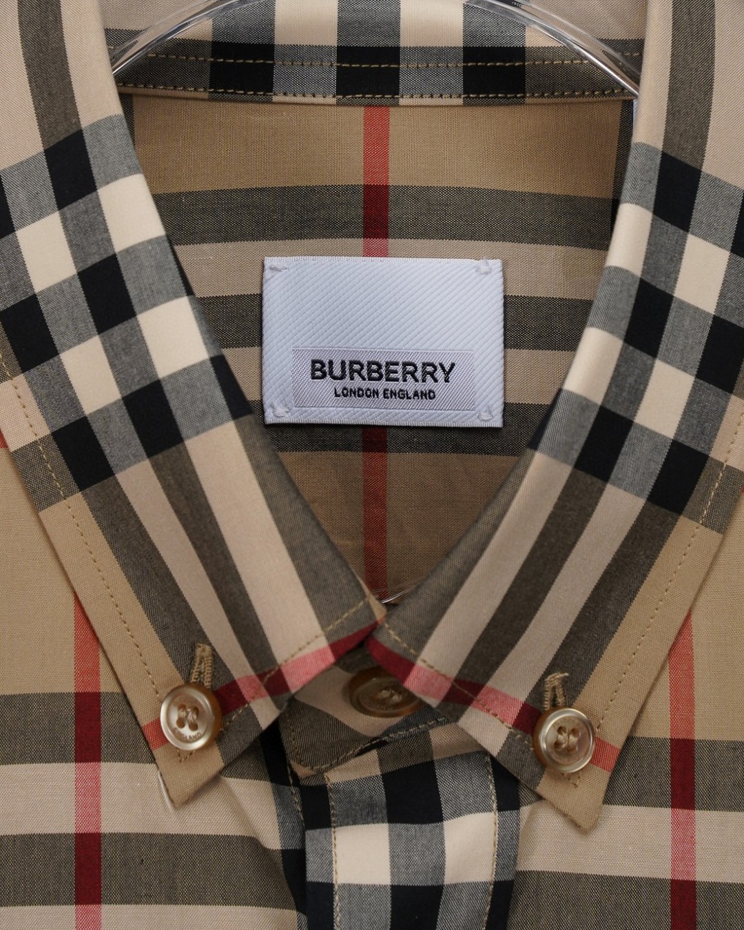 P148 巴宝莉 burberry
爆款来袭 🅱️ 标签贴花格纹棉府绸长袖衬衫系列 2025ss官网新款长袖 衬衫 衬衣，精美工艺 高端版本，专柜定制面料 透气舒适度高，精工制作，细节处理完美无可挑剔，✅定制logo刻字纽扣，三标齐全。品牌元素设计理念，体现高品质。手感细腻柔软！呈现休闲裁剪，上身版型超赞！🐍码数：M-XXL