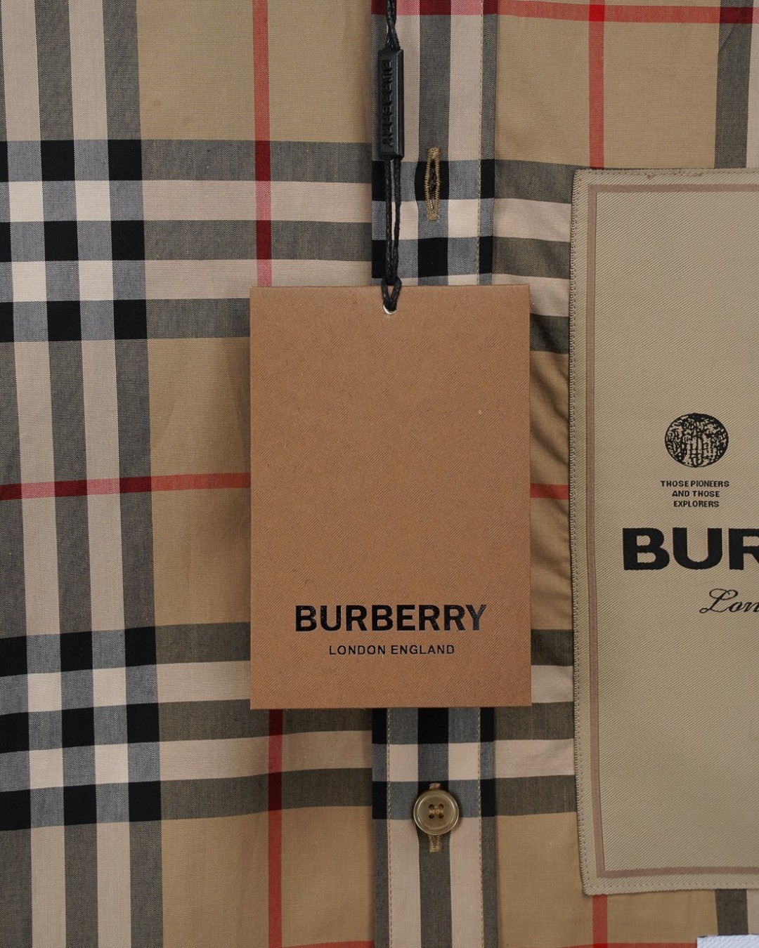 P148 巴宝莉 burberry
爆款来袭 🅱️ 标签贴花格纹棉府绸长袖衬衫系列 2025ss官网新款长袖 衬衫 衬衣，精美工艺 高端版本，专柜定制面料 透气舒适度高，精工制作，细节处理完美无可挑剔，✅定制logo刻字纽扣，三标齐全。品牌元素设计理念，体现高品质。手感细腻柔软！呈现休闲裁剪，上身版型超赞！🐍码数：M-XXL