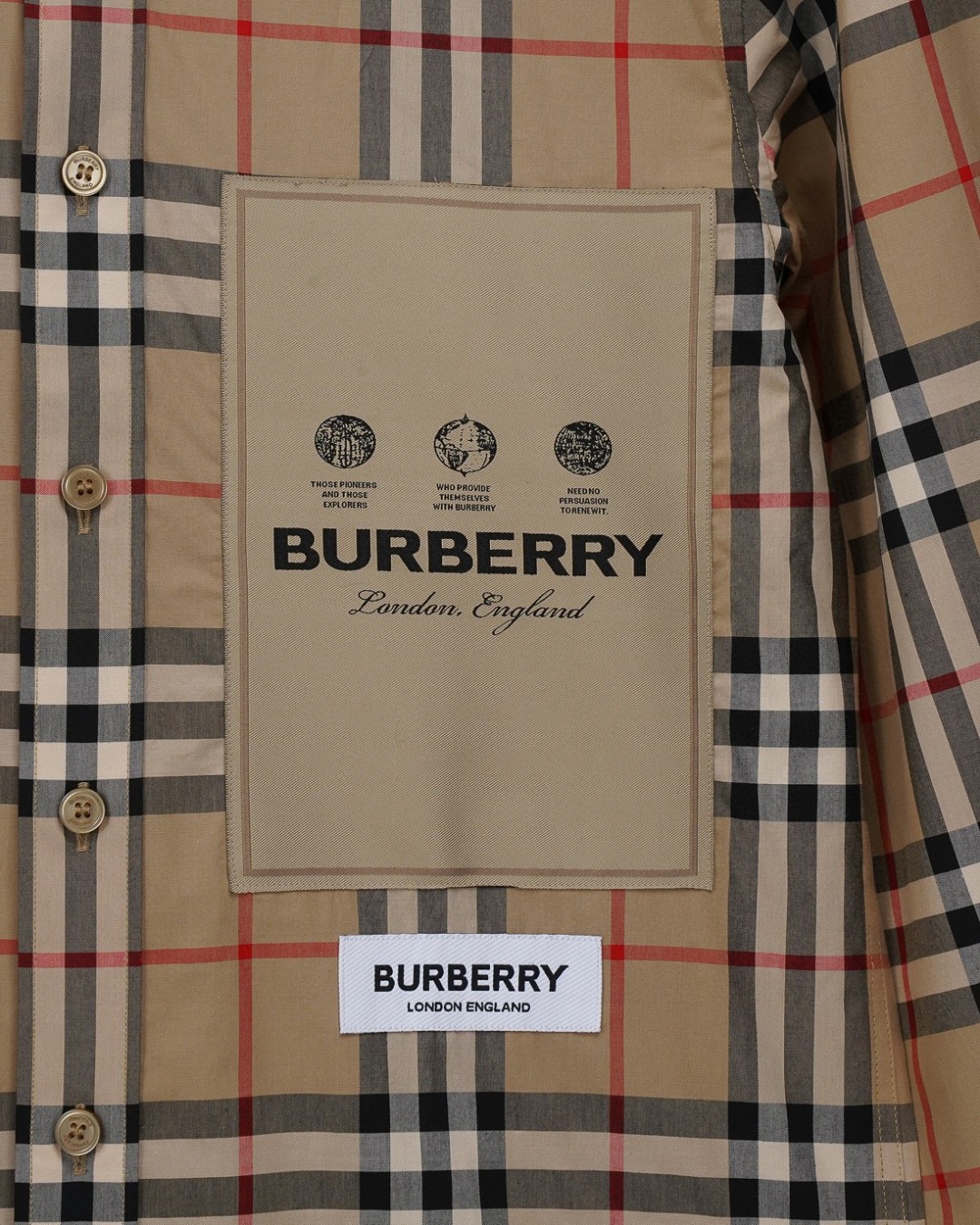 P148 巴宝莉 burberry
爆款来袭 🅱️ 标签贴花格纹棉府绸长袖衬衫系列 2025ss官网新款长袖 衬衫 衬衣，精美工艺 高端版本，专柜定制面料 透气舒适度高，精工制作，细节处理完美无可挑剔，✅定制logo刻字纽扣，三标齐全。品牌元素设计理念，体现高品质。手感细腻柔软！呈现休闲裁剪，上身版型超赞！🐍码数：M-XXL