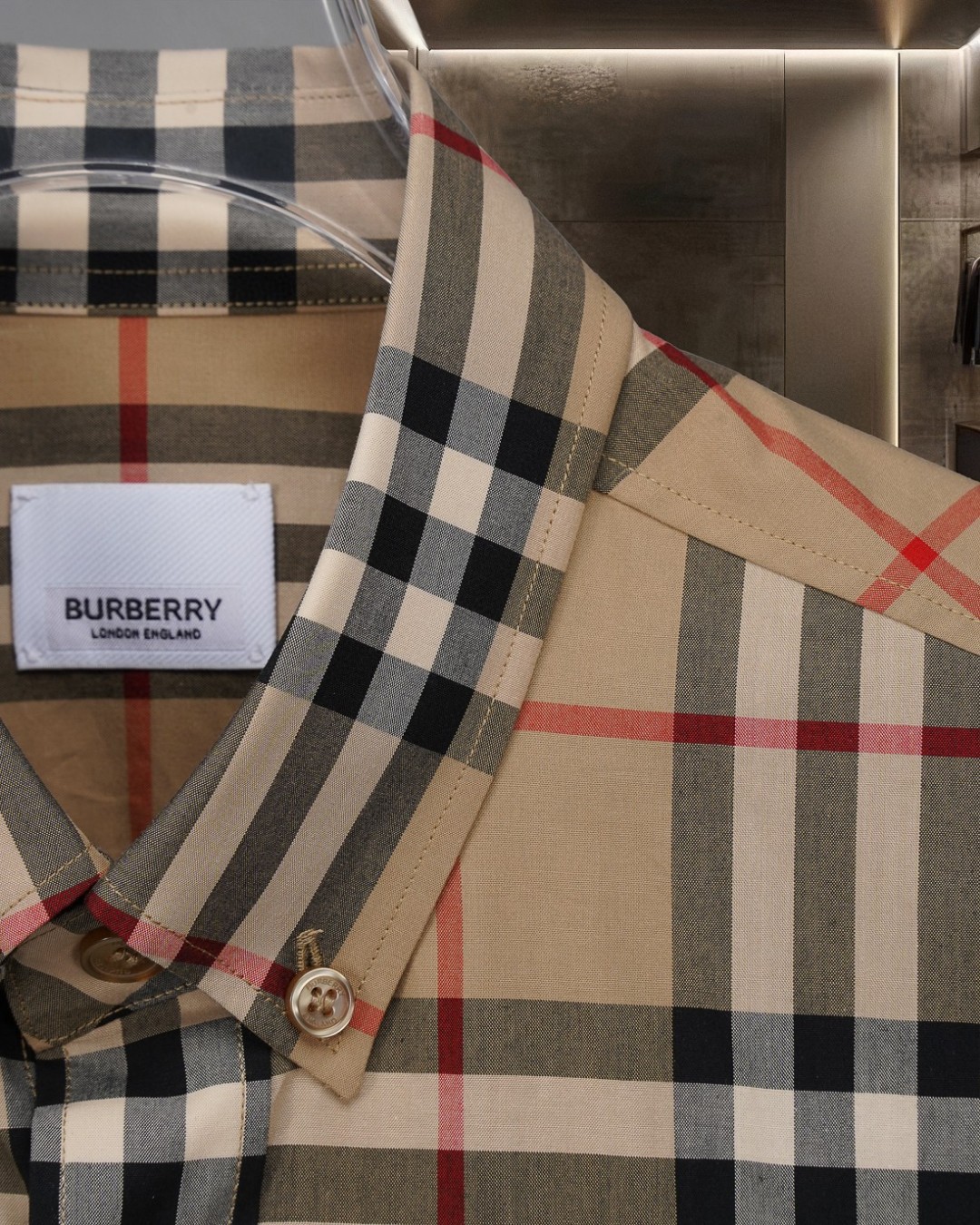 P148 巴宝莉 burberry
爆款来袭 🅱️ 标签贴花格纹棉府绸长袖衬衫系列 2025ss官网新款长袖 衬衫 衬衣，精美工艺 高端版本，专柜定制面料 透气舒适度高，精工制作，细节处理完美无可挑剔，✅定制logo刻字纽扣，三标齐全。品牌元素设计理念，体现高品质。手感细腻柔软！呈现休闲裁剪，上身版型超赞！🐍码数：M-XXL