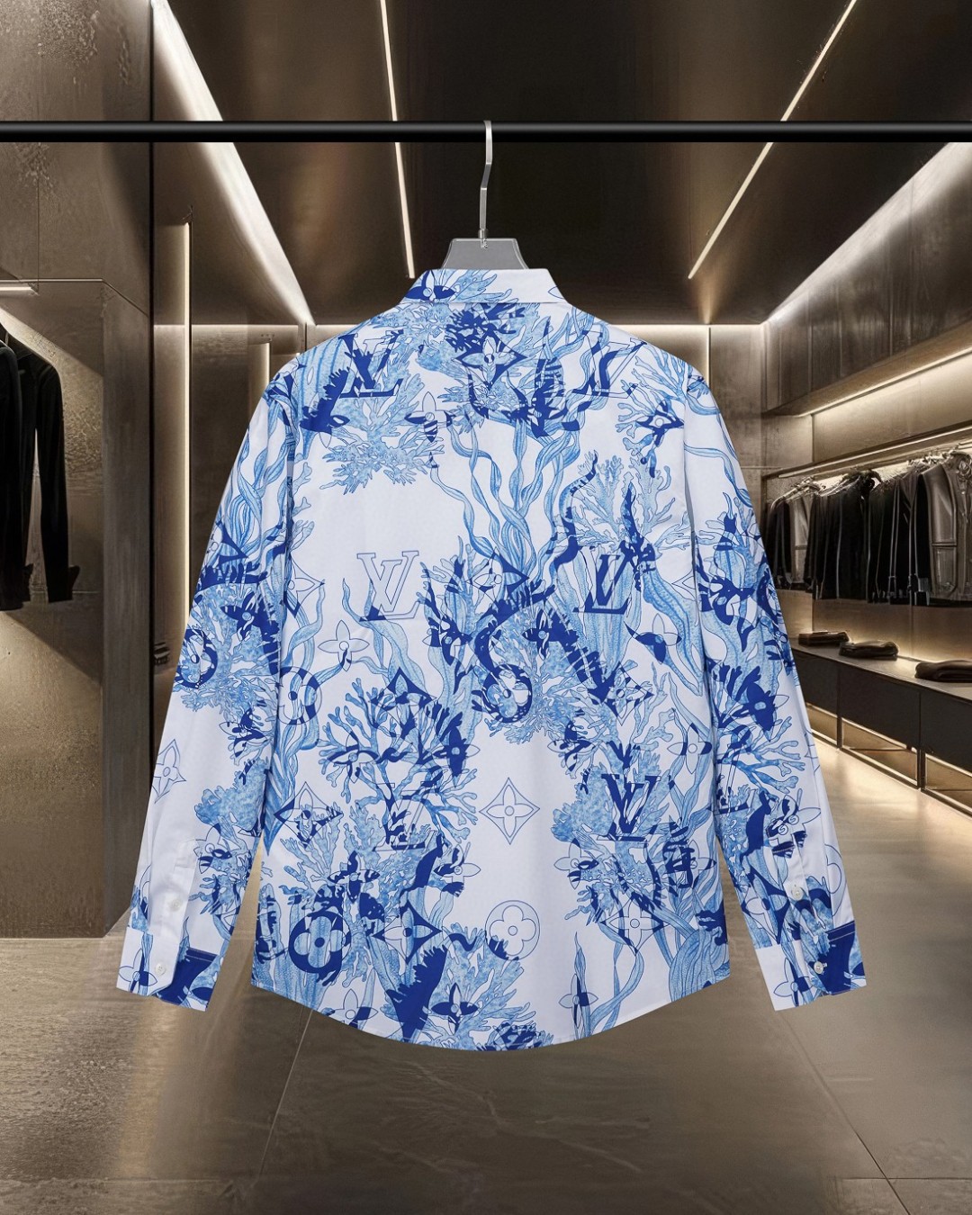 P128 LV 路易威登
爆款来袭 珊瑚海草老花满印Logo长袖衬衫 2025ss官网新款长袖 衬衫 衬衣，精美烧花对位Logo 高端版本，专柜定制面料 透气舒适度高，精工制作，细节处理完美无可挑剔，✅定制logo刻字纽扣，三标齐全。品牌元素设计理念，体现高品质。手感细腻柔软！呈现休闲裁剪，上身版型超赞！🐍码数：M-XXL 