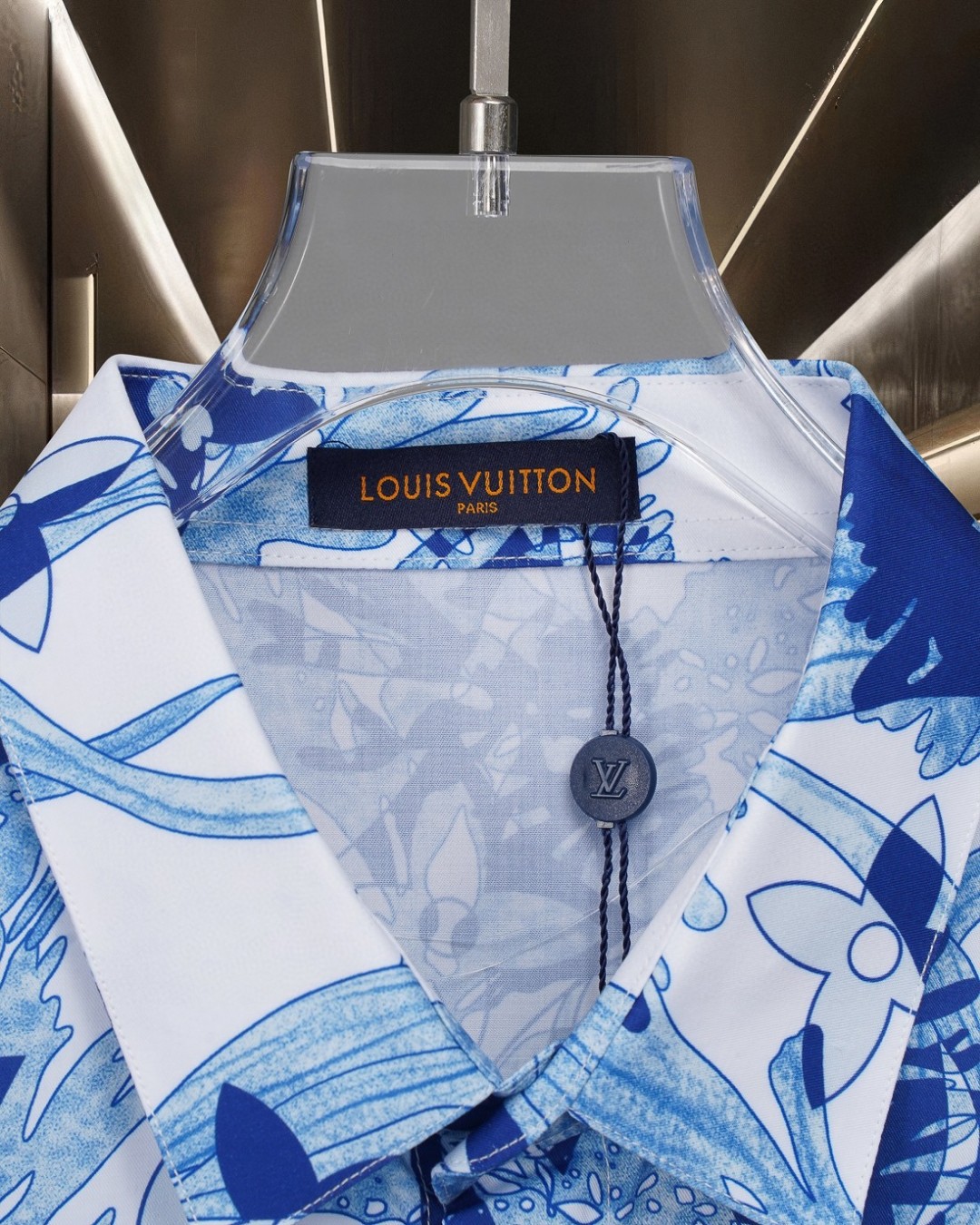 P128 LV 路易威登
爆款来袭 珊瑚海草老花满印Logo长袖衬衫 2025ss官网新款长袖 衬衫 衬衣，精美烧花对位Logo 高端版本，专柜定制面料 透气舒适度高，精工制作，细节处理完美无可挑剔，✅定制logo刻字纽扣，三标齐全。品牌元素设计理念，体现高品质。手感细腻柔软！呈现休闲裁剪，上身版型超赞！🐍码数：M-XXL 