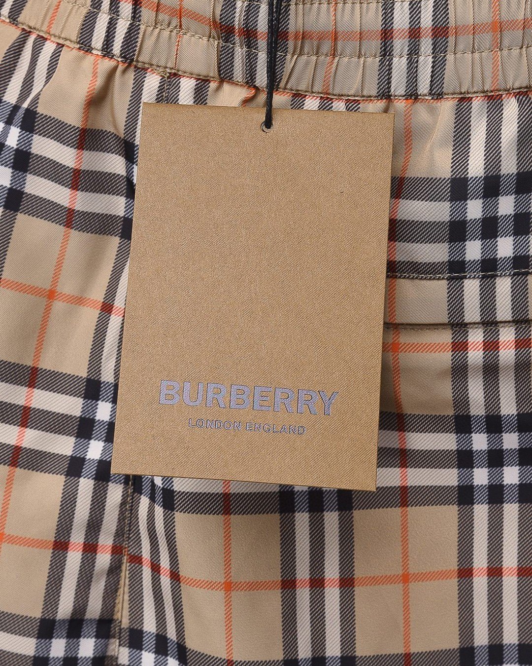 🅿123 bur 巴宝莉 burberry🔥爆款来袭 🅱️经典款卡其色抽绳格纹沙滩休闲五分短裤系列 2025ss官网新款，双侧口袋，腰部松紧抽绳⚠️精美内里网状镂空工艺 高端版本，专柜定制面料 透气舒适度高，精工制作，细节处理完美无可挑剔，✅定制logo刻字纽扣，三标齐全。品牌元素设计理念，体现高品质。手感细腻柔软！呈现休闲裁剪，上身版型超赞！🐍码数：M-XXL