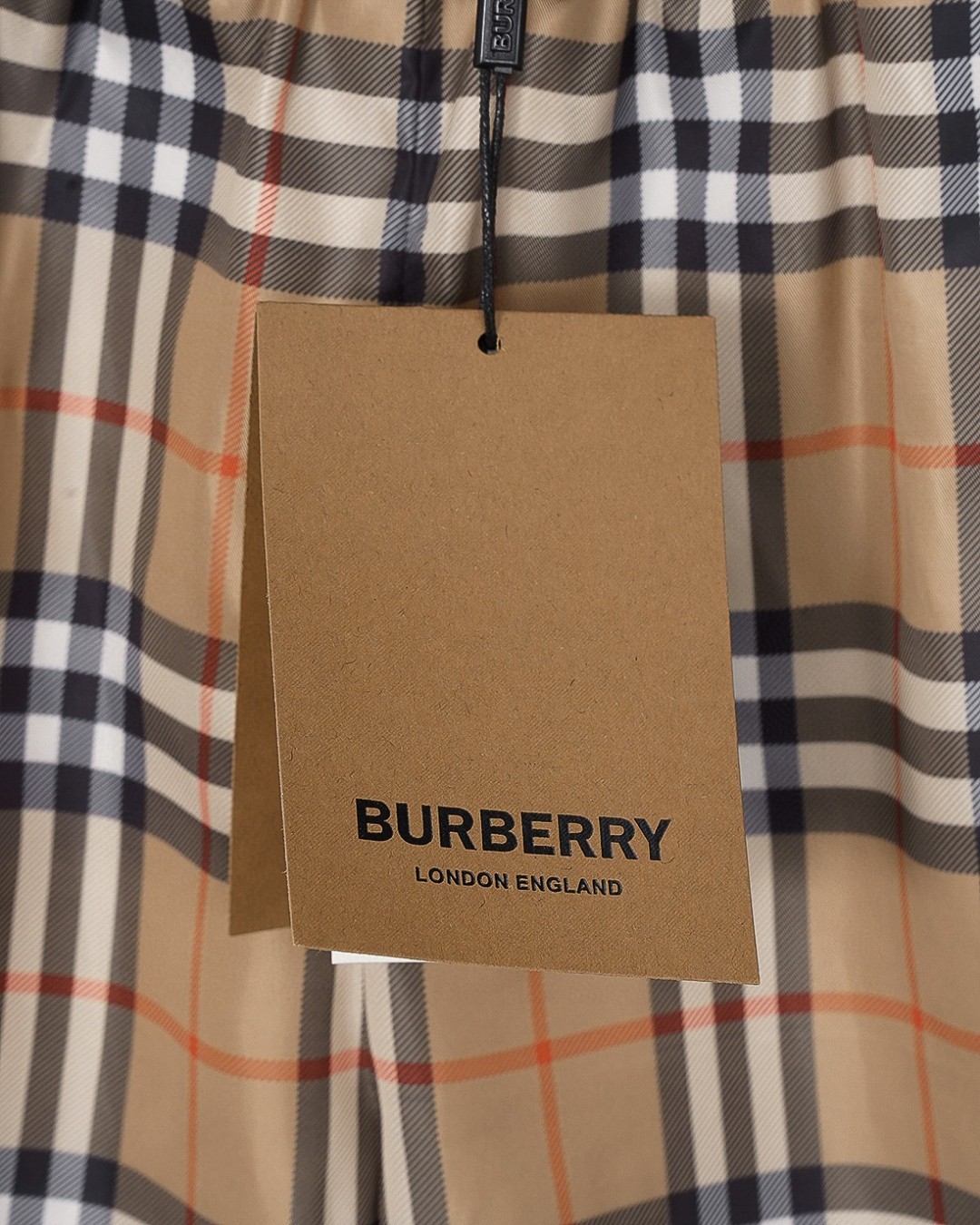 🅿123 bur 巴宝莉 burberry🔥爆款来袭 🅱️经典款卡其色格纹沙滩休闲五分短裤系列 2025ss官网新款，双侧口袋，腰部松紧抽绳⚠️精美内里网状镂空工艺 高端版本，专柜定制面料 透气舒适度高，精工制作，细节处理完美无可挑剔，✅定制logo刻字纽扣，三标齐全。品牌元素设计理念，体现高品质。手感细腻柔软！呈现休闲裁剪，上身版型超赞！🐍码数：M-XXL