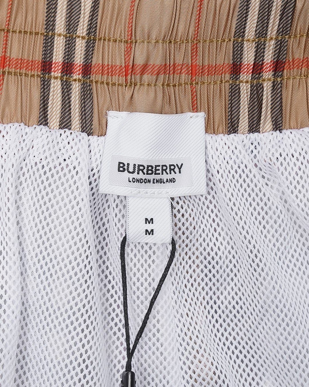 🅿123 bur 巴宝莉 burberry🔥爆款来袭 🅱️经典款卡其色格纹沙滩休闲五分短裤系列 2025ss官网新款，双侧口袋，腰部松紧抽绳⚠️精美内里网状镂空工艺 高端版本，专柜定制面料 透气舒适度高，精工制作，细节处理完美无可挑剔，✅定制logo刻字纽扣，三标齐全。品牌元素设计理念，体现高品质。手感细腻柔软！呈现休闲裁剪，上身版型超赞！🐍码数：M-XXL