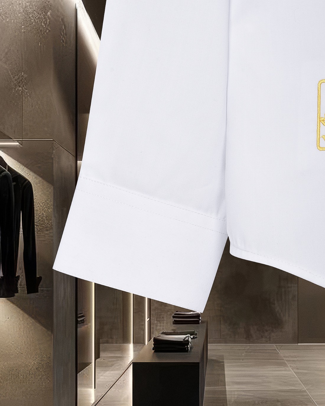 Louis Vuitton ロゴ刺繍長袖シャツ 重工芸デザイン 高級感溢れる