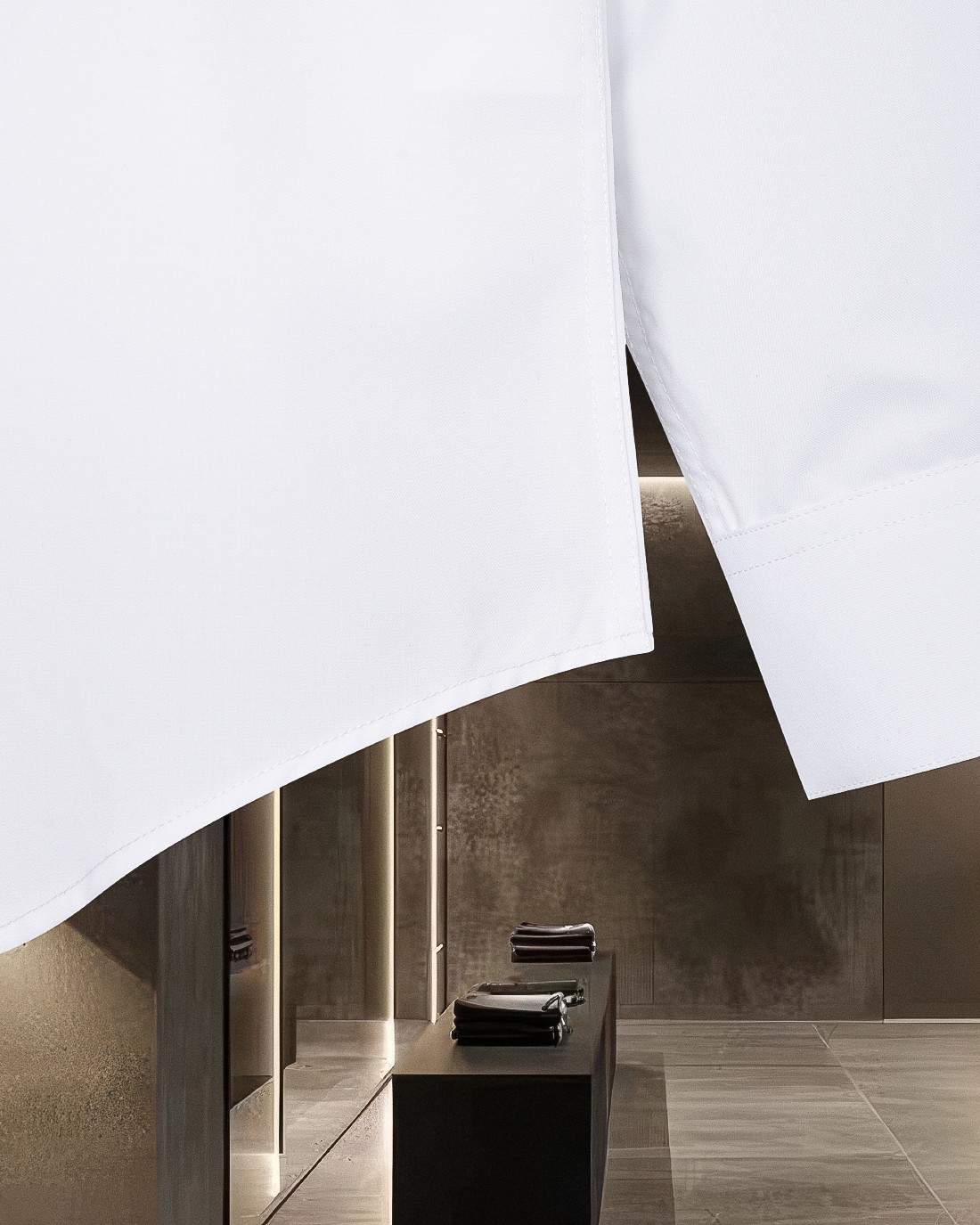 Louis Vuitton ロゴ刺繍長袖シャツ 重工芸デザイン 高級感溢れる