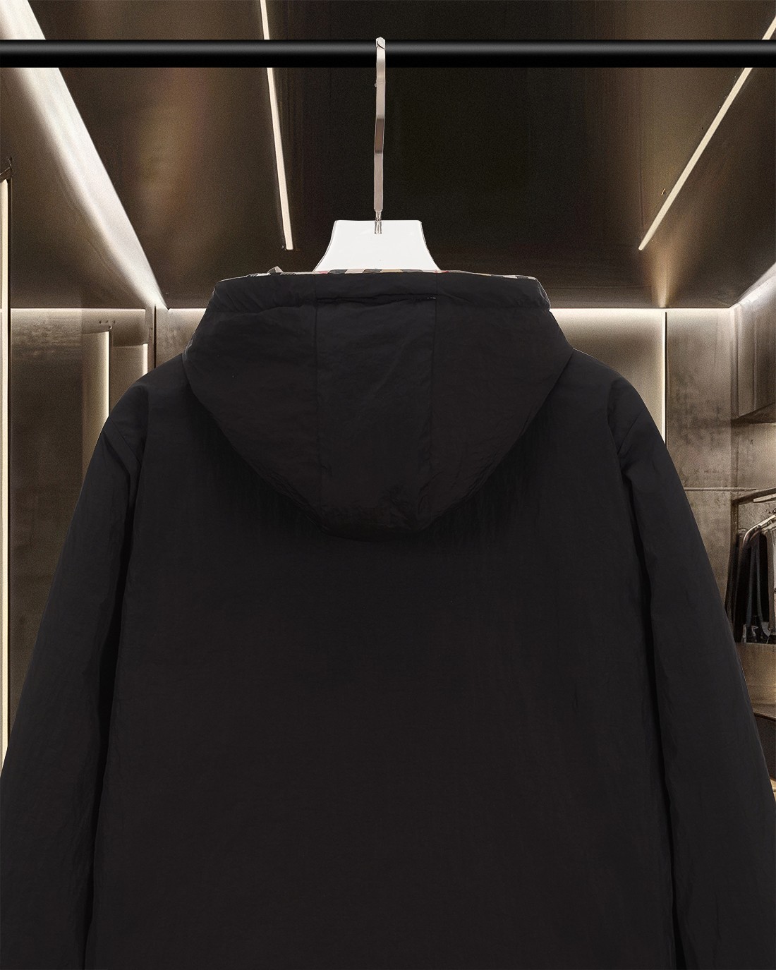 🅿450
 bur 巴宝莉 burberry🔥爆款来袭  🅱️ 双面两穿及腰短款 Vintage 格纹 王牌货品，双面穿复古菱格格纹连帽夹克外套，双面穿格纹复古的时髦 ，永远都不褪流行，黑色一面的采用聚酯纤维面料防水防风，控温棉服夹克外套 精美工艺 高端版本，专柜定制面料 透气舒适度高，精工制作，细节处理完美无可挑剔，✅定制logo刻字纽扣，三标齐全。品牌元素设计理念，体现高品质。手感细腻柔软！呈现休闲裁剪，上身版型超赞！🐍码数：S-XXL