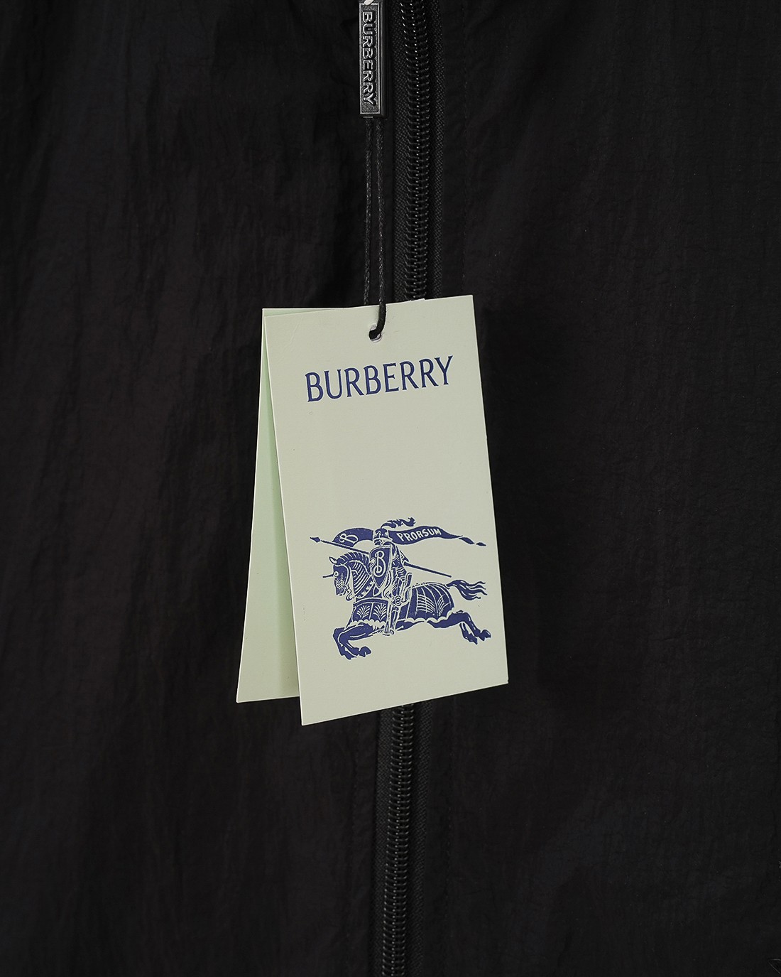 🅿450
 bur 巴宝莉 burberry🔥爆款来袭  🅱️ 双面两穿及腰短款 Vintage 格纹 王牌货品，双面穿复古菱格格纹连帽夹克外套，双面穿格纹复古的时髦 ，永远都不褪流行，黑色一面的采用聚酯纤维面料防水防风，控温棉服夹克外套 精美工艺 高端版本，专柜定制面料 透气舒适度高，精工制作，细节处理完美无可挑剔，✅定制logo刻字纽扣，三标齐全。品牌元素设计理念，体现高品质。手感细腻柔软！呈现休闲裁剪，上身版型超赞！🐍码数：S-XXL