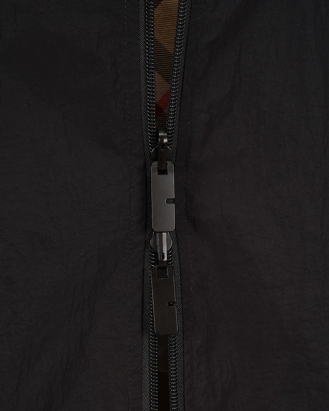 🅿450
 bur 巴宝莉 burberry🔥爆款来袭  🅱️ 双面两穿及腰短款 Vintage 格纹 王牌货品，双面穿复古菱格格纹连帽夹克外套，双面穿格纹复古的时髦 ，永远都不褪流行，黑色一面的采用聚酯纤维面料防水防风，控温棉服夹克外套 精美工艺 高端版本，专柜定制面料 透气舒适度高，精工制作，细节处理完美无可挑剔，✅定制logo刻字纽扣，三标齐全。品牌元素设计理念，体现高品质。手感细腻柔软！呈现休闲裁剪，上身版型超赞！🐍码数：S-XXL