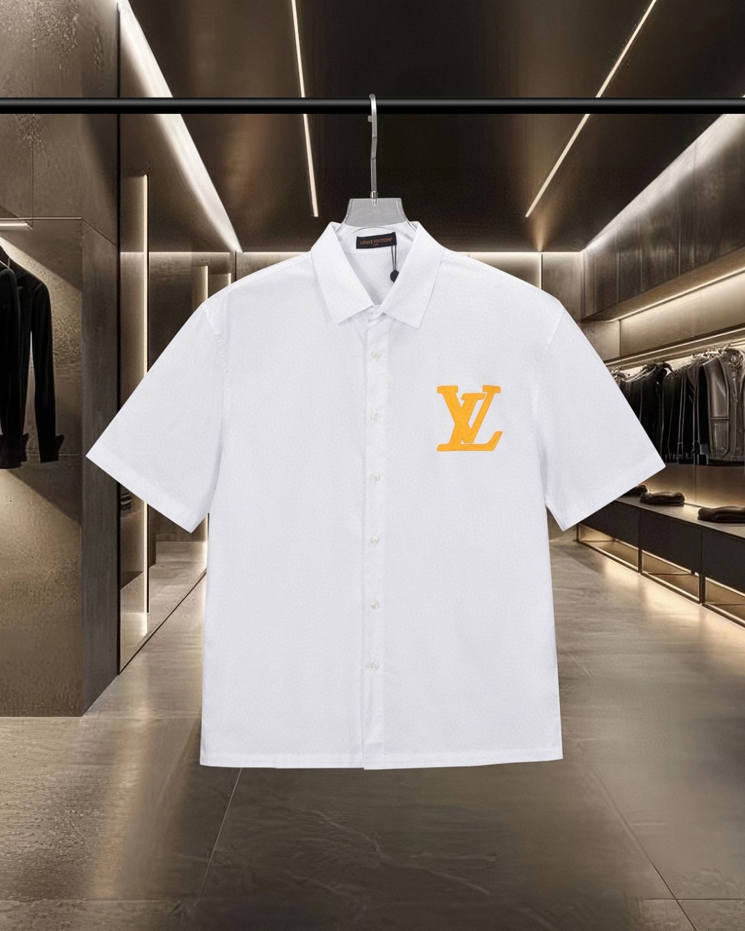 P138 LV Louis Vuitton Éxito de ventas Camisa de manga corta con logo de monograma en relieve agrietado. Nuevo modelo de…