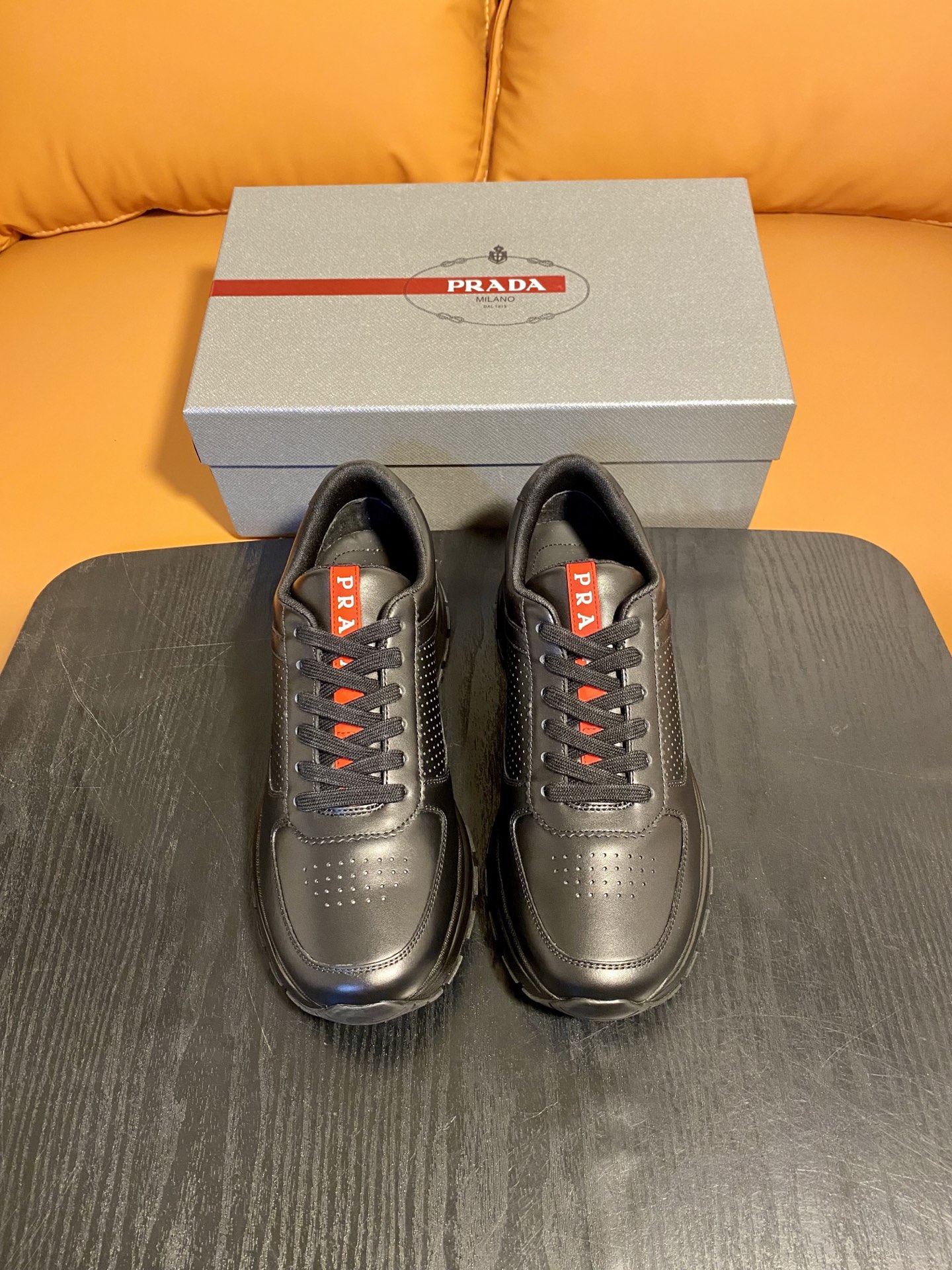 NO:555571,PRADA—Top Purchasing Agent, the latest official website model of street-worthy new casual sports shoes, the most popular model at the counter, upper layer of calfskin/original splicing special mesh. High-quality splicing process/cowhide lining/water-dyed cowhide pad. The original sole is specially provided by the original factory. Exclusive movable molded sole is super comfortable and fine workmanship. Actual shot. Size39-44,, prada, sneakers, cowhide19860909PRADA—顶级代购 最新官网款炸街男神新品休闲运动鞋,专柜同步人气爆款,鞋面头层小牛皮/拼接原版专用网布.高品质拼接工艺/牛皮里/水染牛皮垫 鞋底原厂特供原版底,独家活动成型底超级舒适、做工精细,实物拍摄 Size39-44,,prada,sneakers,cowhide,Men's shoes