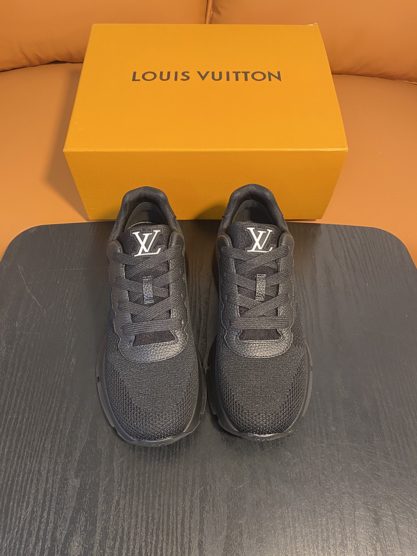 NO:357267,LV Classic sneakers debuted in the men's series of autumn and winter 2025. They create exquisite designs with flying woven uppers, which can easily incorporate various shapes. Attention LV letters mark the side of the shoe, and the light rubber outsole embellishes Vuitton logo.Size39-44 (customized for 38.45.46),,louis vuitton,sneakers19860909LV Classic 运动鞋于 2025 秋冬男士系列初次亮相,以飞织鞋面塑造考究设计,可轻松融入各式造型.瞩目 LV 字母标注鞋侧,轻盈橡胶外底点缀 Vuitton 标识.Size39-44（38.45.46定做）,,louis vuitton,sneakers,Men's shoes