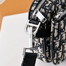 配全套折叠礼盒🎁这款马鞍三件套手袋是二零二三秋季男装系列新品,采用米色 Oblique 印花面料精心制作 配全套折叠礼盒🎁这款马鞍三件套手袋是二零二三秋季男装系列新品,采用米色 Oblique 印花面料精心制作