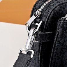 配全套折叠礼盒🎁这款马鞍三件套手袋是二零二三秋季男装系列新品,采用米色 Oblique 印花面料精心制作 配全套折叠礼盒🎁这款马鞍三件套手袋是二零二三秋季男装系列新品,采用米色 Oblique 印花面料精心制作