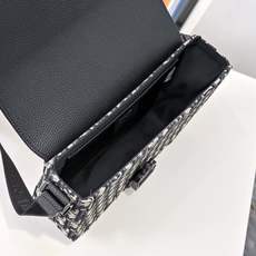 配全套折叠礼盒🎁 这款马鞍包搭配肩带,是本季新品,精巧时尚。饰以米色和黑色 Oblique 印花,粒面牛 配全套折叠礼盒🎁 这款马鞍包搭配肩带,是本季新品,精巧时尚。饰以米色和黑色 Oblique 印花,粒面牛