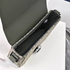 配全套折叠礼盒🎁这款马鞍包搭配肩带,是本季新品,精巧时尚。饰以军绿色和绿色色 Oblique 印花,粒面 配全套折叠礼盒🎁这款马鞍包搭配肩带,是本季新品,精巧时尚。饰以军绿色和绿色色 Oblique 印花,粒面