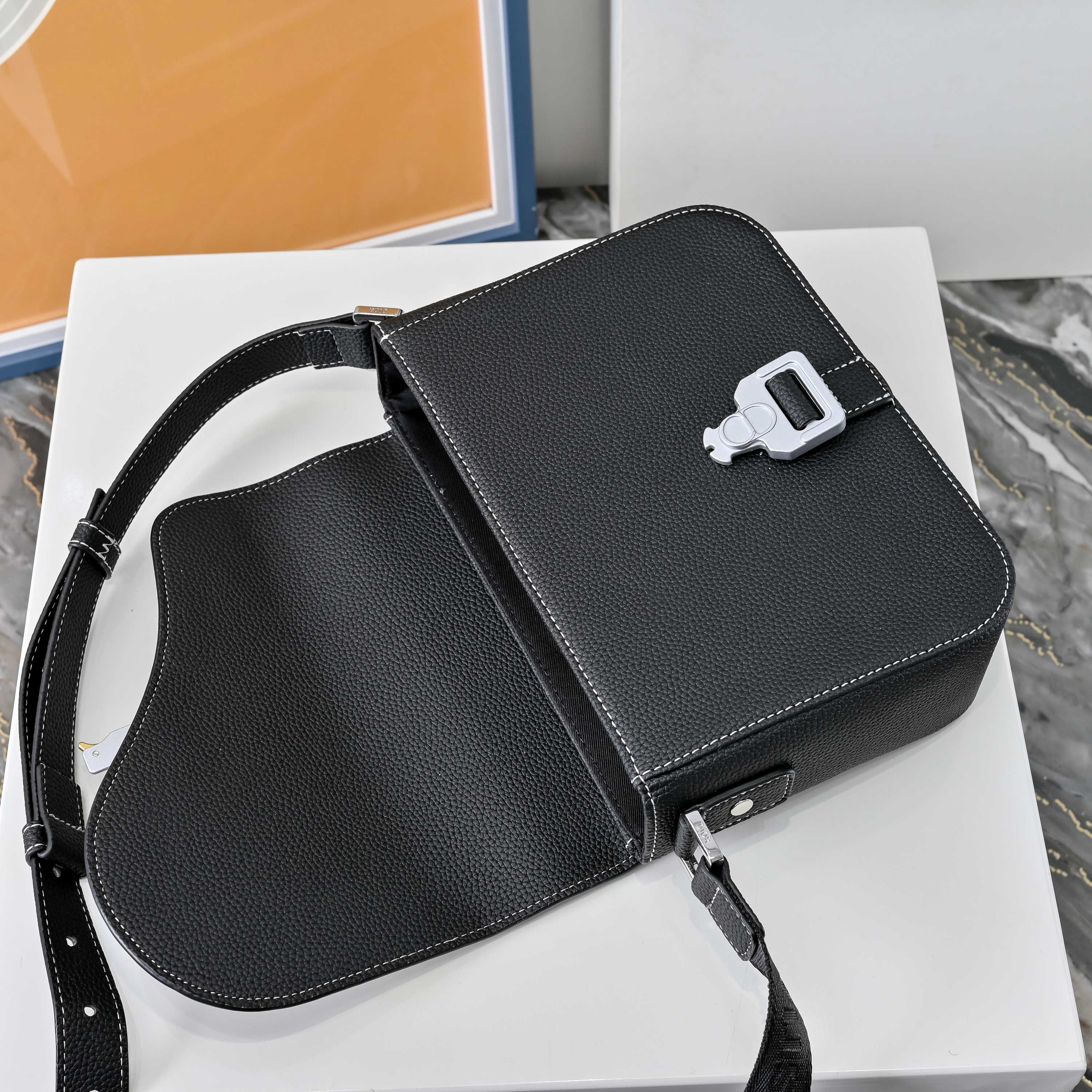 Dior 迪奥  牛仔布马鞍包 SADDLE提花翻盖邮差包 单肩斜挎包 明星单品 采用优质原厂材质 高端