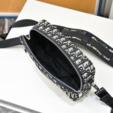 DIOR 迪奥SAFARI信使包 CD刺绣针织相机包 🚹男女通用斜挎包 单肩包 采用精湛镶嵌细工,经典百 DIOR 迪奥SAFARI信使包 CD刺绣针织相机包 🚹男女通用斜挎包 单肩包 采用精湛镶嵌细工,经典百