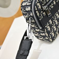DIOR 迪奥SAFARI信使包 CD刺绣针织相机包 🚹男女通用斜挎包 单肩包 采用精湛镶嵌细工,经典百 DIOR 迪奥SAFARI信使包 CD刺绣针织相机包 🚹男女通用斜挎包 单肩包 采用精湛镶嵌细工,经典百