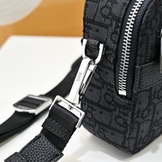 DIOR 迪奥SAFARI信使包 CD刺绣针织相机包 🚹男女通用斜挎包 单肩包 采用精湛镶嵌细工,经典百 DIOR 迪奥SAFARI信使包 CD刺绣针织相机包 🚹男女通用斜挎包 单肩包 采用精湛镶嵌细工,经典百