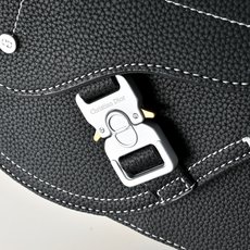 DIOR 迪奥Saddle 磁扣开合可调节肩带 Oblique刺绣牛仔布 马鞍信使包斜挎包男士翻盖单肩 DIOR 迪奥Saddle 磁扣开合可调节肩带 Oblique刺绣牛仔布 马鞍信使包斜挎包男士翻盖单肩