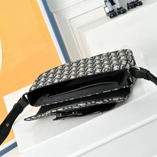 DIOR 迪奥Saddle 磁扣开合可调节肩带 Oblique刺绣牛仔布 马鞍信使包斜挎包男士翻盖单肩 DIOR 迪奥Saddle 磁扣开合可调节肩带 Oblique刺绣牛仔布 马鞍信使包斜挎包男士翻盖单肩