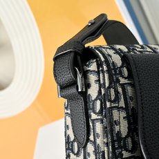 DIOR 迪奥Saddle 磁扣开合可调节肩带 Oblique刺绣牛仔布 马鞍信使包斜挎包男士翻盖单肩 DIOR 迪奥Saddle 磁扣开合可调节肩带 Oblique刺绣牛仔布 马鞍信使包斜挎包男士翻盖单肩
