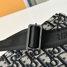 DIOR 迪奥Saddle 磁扣开合可调节肩带 Oblique刺绣牛仔布 马鞍信使包斜挎包男士翻盖单肩 DIOR 迪奥Saddle 磁扣开合可调节肩带 Oblique刺绣牛仔布 马鞍信使包斜挎包男士翻盖单肩