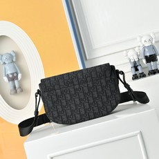 DIOR 迪奥Saddle 磁扣开合可调节肩带 Oblique刺绣牛仔布 马鞍信使包斜挎包男士翻盖单肩 DIOR 迪奥Saddle 磁扣开合可调节肩带 Oblique刺绣牛仔布 马鞍信使包斜挎包男士翻盖单肩