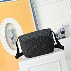 DIOR 迪奥Oblique提花布翻盖邮差包 刺绣单肩斜挎包 采用精湛镶嵌细工,经典百搭 实物拍摄 原厂 DIOR 迪奥Oblique提花布翻盖邮差包 刺绣单肩斜挎包 采用精湛镶嵌细工,经典百搭 实物拍摄 原厂