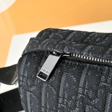 DIOR 迪奥Oblique提花布翻盖邮差包 刺绣单肩斜挎包 采用精湛镶嵌细工,经典百搭 实物拍摄 原厂 DIOR 迪奥Oblique提花布翻盖邮差包 刺绣单肩斜挎包 采用精湛镶嵌细工,经典百搭 实物拍摄 原厂
