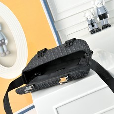 DIOR 迪奥Oblique提花布翻盖邮差包 刺绣单肩斜挎包 采用精湛镶嵌细工,经典百搭 实物拍摄 原厂 DIOR 迪奥Oblique提花布翻盖邮差包 刺绣单肩斜挎包 采用精湛镶嵌细工,经典百搭 实物拍摄 原厂
