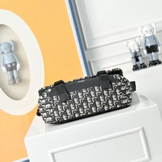 DIOR 迪奥Oblique提花布翻盖邮差包 刺绣单肩斜挎包 采用精湛镶嵌细工,经典百搭 实物拍摄 原厂 DIOR 迪奥Oblique提花布翻盖邮差包 刺绣单肩斜挎包 采用精湛镶嵌细工,经典百搭 实物拍摄 原厂