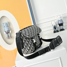 DIOR 迪奥Oblique提花布翻盖邮差包 刺绣单肩斜挎包 采用精湛镶嵌细工,经典百搭 实物拍摄 原厂 DIOR 迪奥Oblique提花布翻盖邮差包 刺绣单肩斜挎包 采用精湛镶嵌细工,经典百搭 实物拍摄 原厂