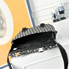 DIOR 迪奥Oblique提花布翻盖邮差包 刺绣单肩斜挎包 采用精湛镶嵌细工,经典百搭 实物拍摄 原厂 DIOR 迪奥Oblique提花布翻盖邮差包 刺绣单肩斜挎包 采用精湛镶嵌细工,经典百搭 实物拍摄 原厂