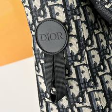 DIOR 迪奥Oblique提花布翻盖邮差包 刺绣单肩斜挎包 采用精湛镶嵌细工,经典百搭 实物拍摄 原厂 DIOR 迪奥Oblique提花布翻盖邮差包 刺绣单肩斜挎包 采用精湛镶嵌细工,经典百搭 实物拍摄 原厂